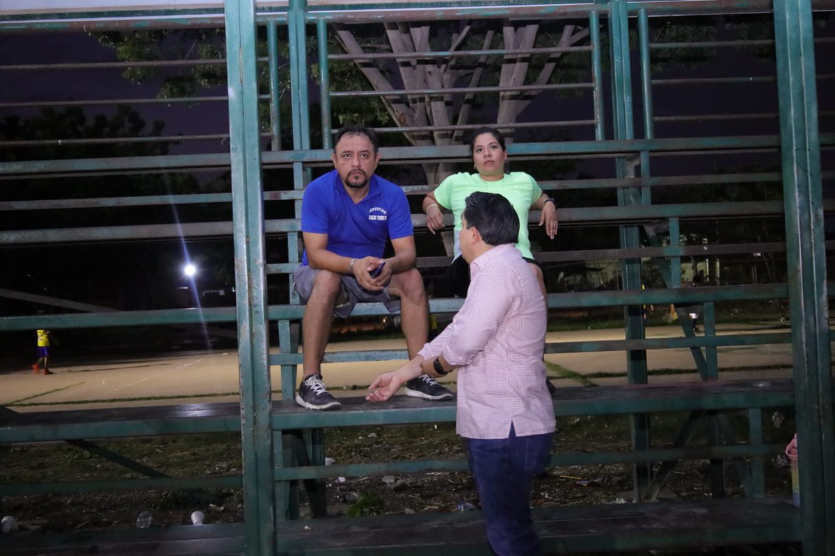 RicardoMadridP's tweet photo. Terminando sesión nos vinimos a territorio a cumplir el compromiso con la gente del fraccionamiento San Diego en #Culiacán.

Realizamos  ⚽️ entrega de uniformes y 🚜 limpieza de cancha deportiva, además del retiro de escombro. 

Seguimos!! https://t.co/x89mnApDms