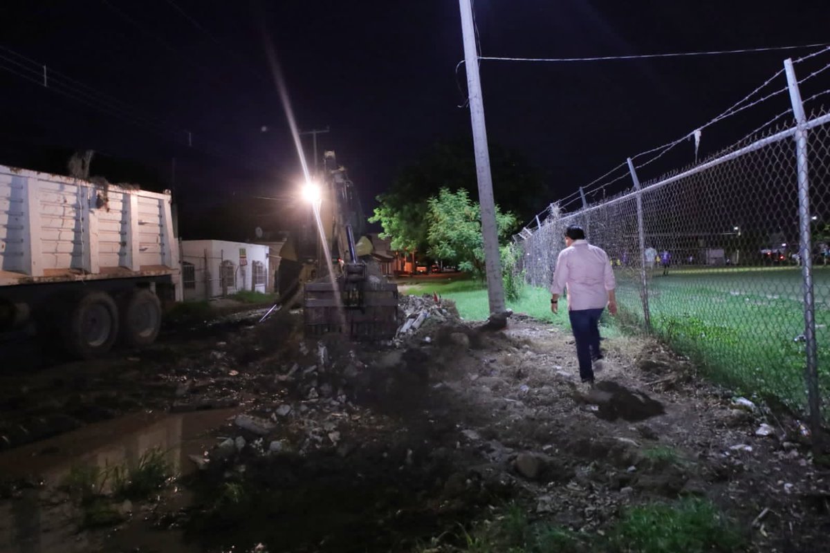 RicardoMadridP's tweet photo. Terminando sesión nos vinimos a territorio a cumplir el compromiso con la gente del fraccionamiento San Diego en #Culiacán.

Realizamos  ⚽️ entrega de uniformes y 🚜 limpieza de cancha deportiva, además del retiro de escombro. 

Seguimos!! https://t.co/x89mnApDms