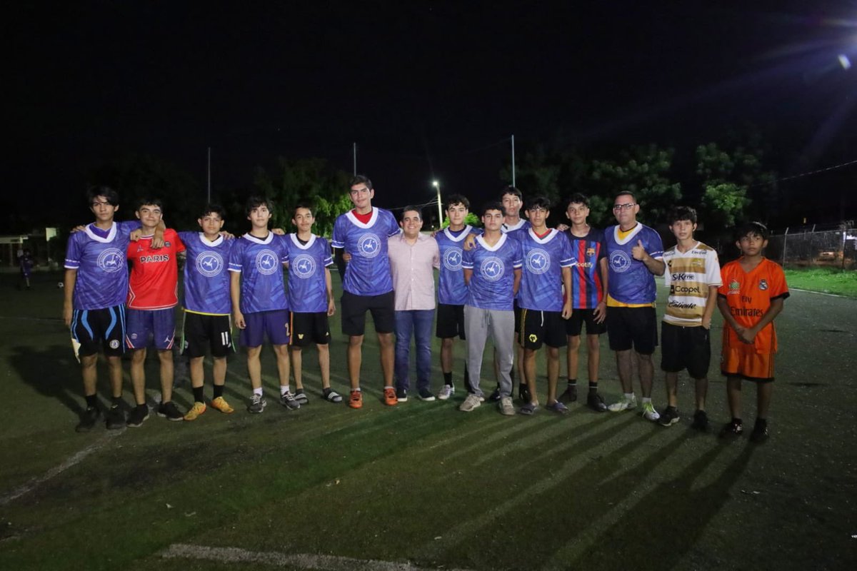RicardoMadridP's tweet photo. Terminando sesión nos vinimos a territorio a cumplir el compromiso con la gente del fraccionamiento San Diego en #Culiacán.

Realizamos  ⚽️ entrega de uniformes y 🚜 limpieza de cancha deportiva, además del retiro de escombro. 

Seguimos!! https://t.co/x89mnApDms