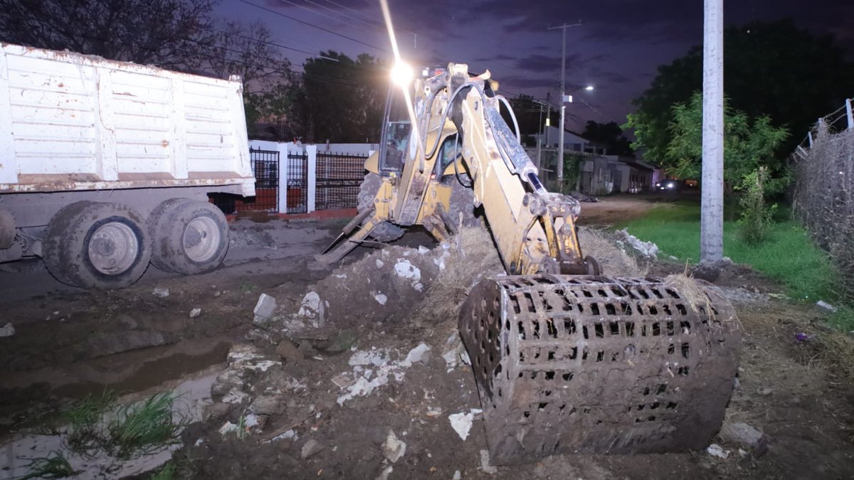 RicardoMadridP's tweet photo. Terminando sesión nos vinimos a territorio a cumplir el compromiso con la gente del fraccionamiento San Diego en #Culiacán.

Realizamos  ⚽️ entrega de uniformes y 🚜 limpieza de cancha deportiva, además del retiro de escombro. 

Seguimos!! https://t.co/x89mnApDms