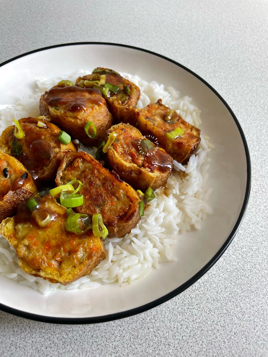 insecuristy's tweet photo. RESEP STUFFED TOFU by #ristyrecipy #makanmakin 👩‍🍳

kalau kalian punya boneless chicken dan bosen dengan menu yg itu-itu aja, sini merapat. aku mau share resep stuffed tofu yg bikinnya super sat set, bisa jadi lauk makan maupun cemilan. ✨

step n resep di next tweet ya~ https://t.co/lKmZEL8IuY