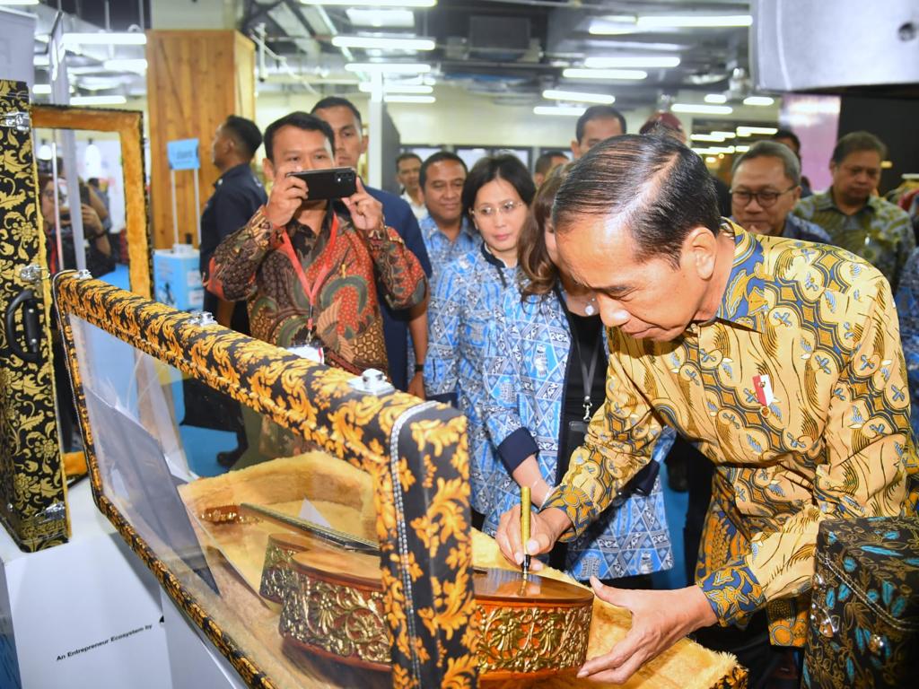 jokowi's tweet photo. Hilirisasi telah menciptakan sejumlah dampak positif bagi perekonomian Indonesia. 

Di Sulawesi Tengah, sebelum hilirisasi nikel, pengolahan nikel mempekerjakan hanya 1.800 tenaga kerja. Setelah hilirisasi, industri ini menyerap 71.500 tenaga kerja! https://t.co/oaa1wtDgGp