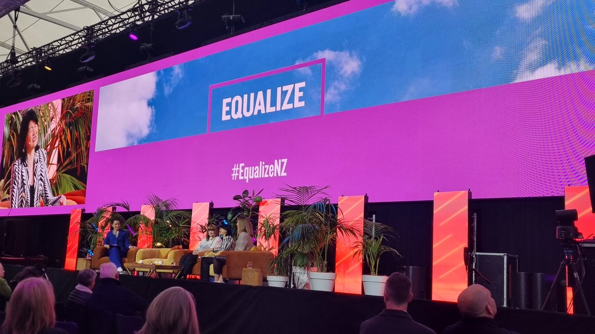 @maichennz 'We need to be kinder to each other, and kinder to ourselves'
Applause.

@FIFAWWC #equalizeNZ