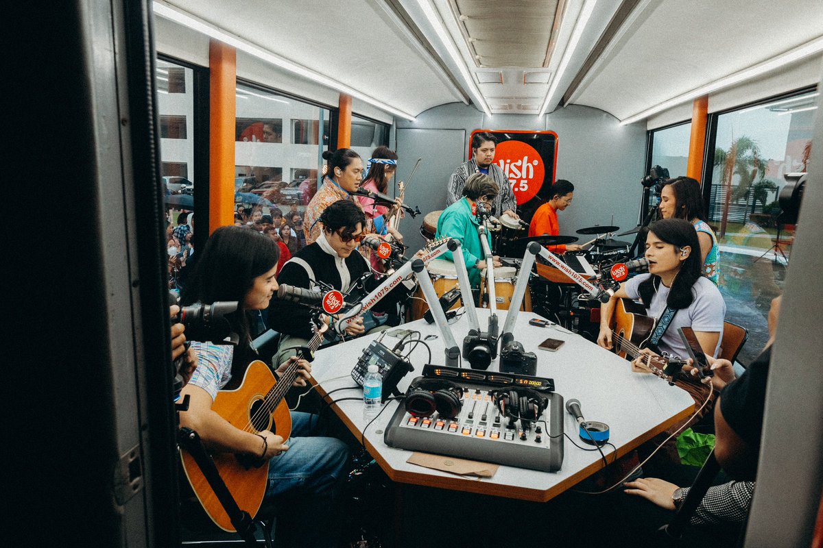 BenAndBenMusic's tweet photo. last night’s Wish Bus guesting was magical. naging mini concert 😂 salamat sa paghintay at pagnood kahit umuulan, aming Liwanag. sobrang ramdam namin yung pagmamahal ninyo kagabi. lam niyo ba, parati namin gustong iparamdam sainyo yung pagmamahal na yun pabalik mga 1000 times sa pamamagitan ng mga kantang inaawit namin. sana safe ka, nasa’n ka man! labyu 💙💛