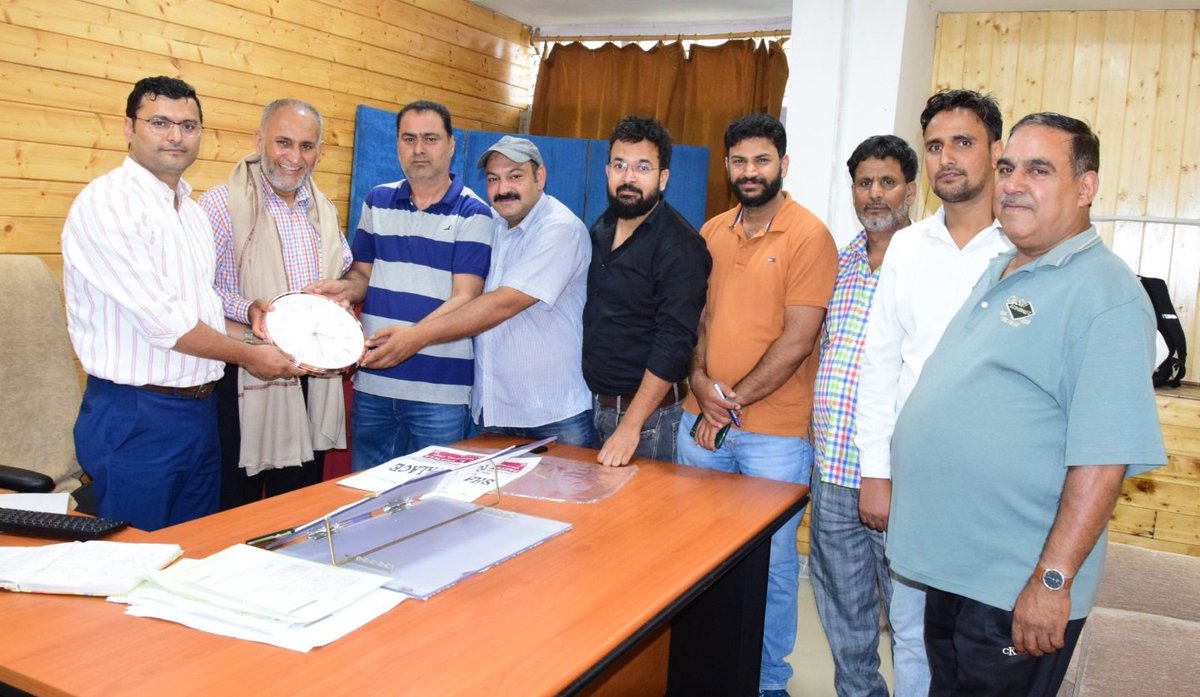 RisingKashmir's tweet photo. #CivilSectt #Treasury bids affectionate farewell to #ShowketAhmed
@diprjk
https://t.co/xeZH1iU1Xf https://t.co/CT5eVXKLcO