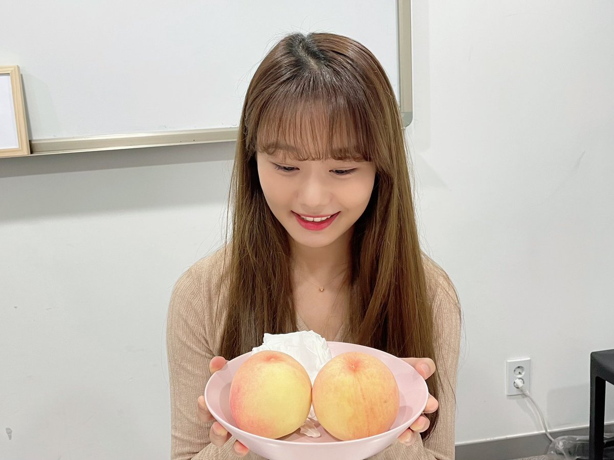 webrightsite's tweet photo. Yo soy la que posa de lo más feliz con unos duraznos mientras tengo un muy bueno  #กะลาสี𓊆토성𓊇༘༘𝐭imë junto a @sailor__dollts y este nuevo lanzamiento de música muy bonita. 

    ᨳ੭    𝖼ⲓ𝗇𝗇ɑ𝗆𝗈ᩚ𝗇 𝗱ae𝗵𝘆u𝗻  ⵓ  𖥨 https://t.co/4Na9oY9Zwv