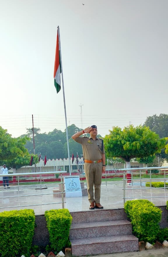 kushinagarpol's tweet image. #ADDLSP श्री रितेश कुमार सिंह द्वारा रिजर्व पुलिस लाइन में करायी गई मंगलवार की परेड  व परेड की ली गई सलामी तथा बलवा ड्रिल सामग्री के साथ कराई गयी मॉक ड्रिल-
#UPP