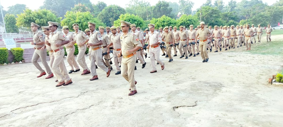 kushinagarpol's tweet image. #ADDLSP श्री रितेश कुमार सिंह द्वारा रिजर्व पुलिस लाइन में करायी गई मंगलवार की परेड  व परेड की ली गई सलामी तथा बलवा ड्रिल सामग्री के साथ कराई गयी मॉक ड्रिल-
#UPP