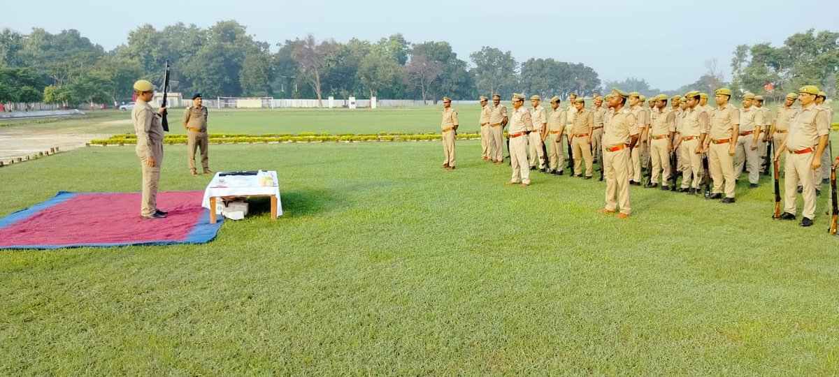 kushinagarpol's tweet image. #ADDLSP श्री रितेश कुमार सिंह द्वारा रिजर्व पुलिस लाइन में करायी गई मंगलवार की परेड  व परेड की ली गई सलामी तथा बलवा ड्रिल सामग्री के साथ कराई गयी मॉक ड्रिल-
#UPP