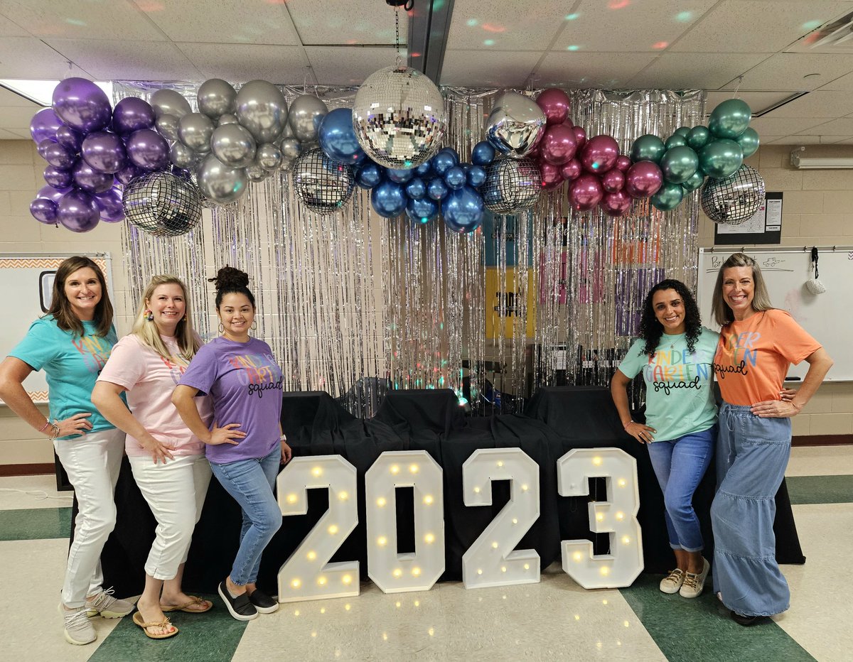 mollyndudley's tweet image. Our Kinder Team is having fun to the max as we get ready for a groovy new school year! 
🎒🚸👩‍🏫🕺☮️🏵 #kindersquad #pumpedup #70sstyle 
@HumbleISD_ESE 
@afrazee_adams 
@jencheneyESE