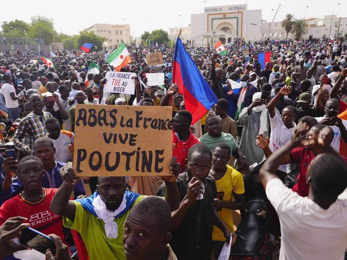 SoftWarNews's tweet photo. 🇳🇪🇫🇷🇷🇺 “Ganyang Prancis, hidup Putin!” di Niger. https://t.co/qSvUJETUQ5