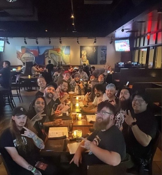 MemoireNV's tweet photo. Family dinner with all the boys @titvnbandca @AMomentsNotice_ @EVERGLADE_NV https://t.co/Cqmd1eouXb
