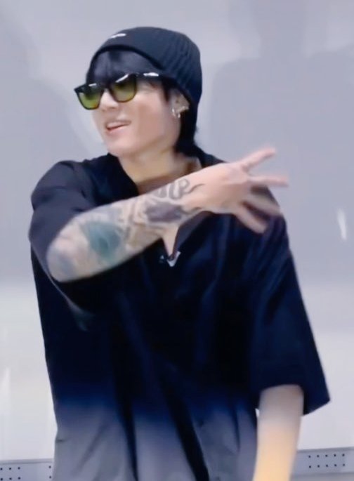 rockstarJKK's tweet photo. jungkook looks so cool !! https://t.co/oZf7KdLRNI