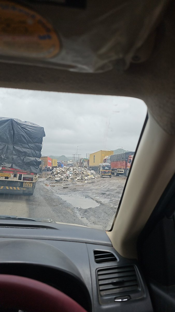 MishraaNil66558's tweet photo. @nitin_gadkari @Dev_Fadnavis @mieknathshinde.@narendramodi    Kab tak...same old story, old potholes road, Kitne Din aur ...Kab milenge ache road ...same old story. KOI BHI DHYAN NAHI DE RAHA...ACHE DIN KAB AAYENE ROAD NAIGOAN NH48 TO GHODBUNDER https://t.co/h60kTi3TqK