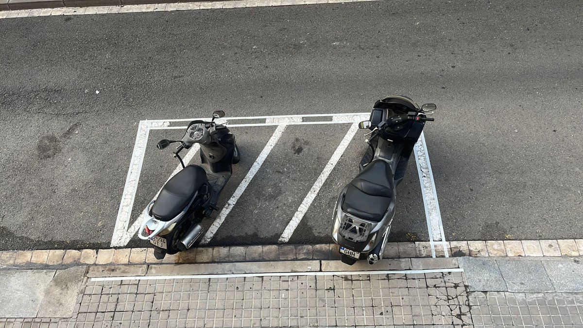 Hola <a href="/GUBBarcelona/">Guàrdia Urbana Barcelona</a> <a href="/MarcSerraSole/">Marc Serra Solé</a> <a href="/BCN_SantsMont/">Districte de Sants-Montjuïc</a> <a href="/BCN_Mobilitat/">Barcelona Mobilitat</a> <a href="/bcn_ajuntament/">Ajuntament de Barcelona</a> <a href="/jaumecollboni/">Jaume Collboni</a> : un particular pot pintar les ratlles del carrer modificant places de moto/zona verda/blava ? Això està passant ara al carrer Puiggarí. 
#StopTanatori