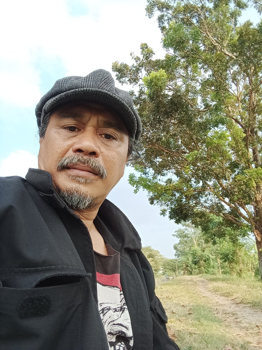 IwankusumaNdut's tweet photo. Nglotok sambil menanti transisi hari cung #anjai #anaksenjaindonesia #kopiklotok #vekok https://t.co/wJjBEKYdJa