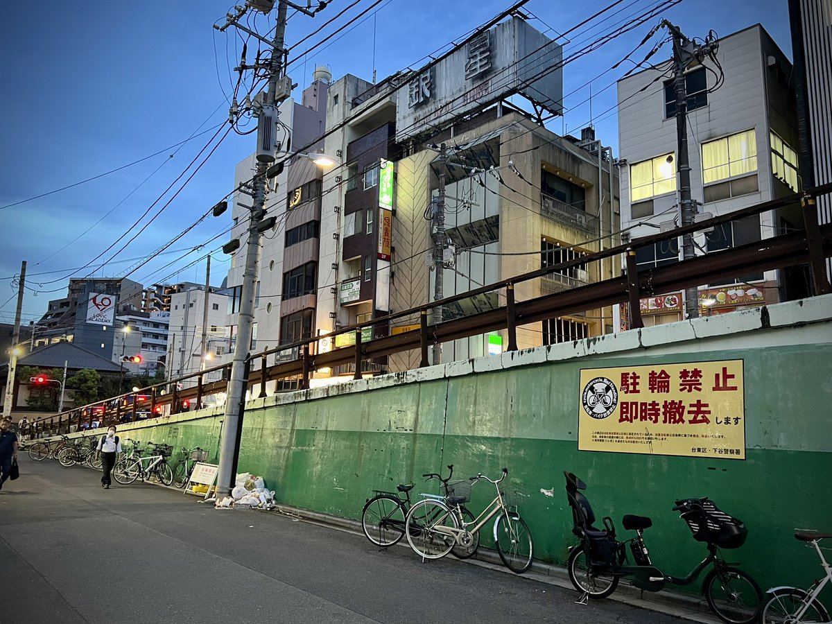 leica1990's tweet photo. 自称パイロットのおじさんに執拗に絡まれつつ串1本80円のお店で2300円も呑んで食べちった😋 https://t.co/RMw3hWEI7K