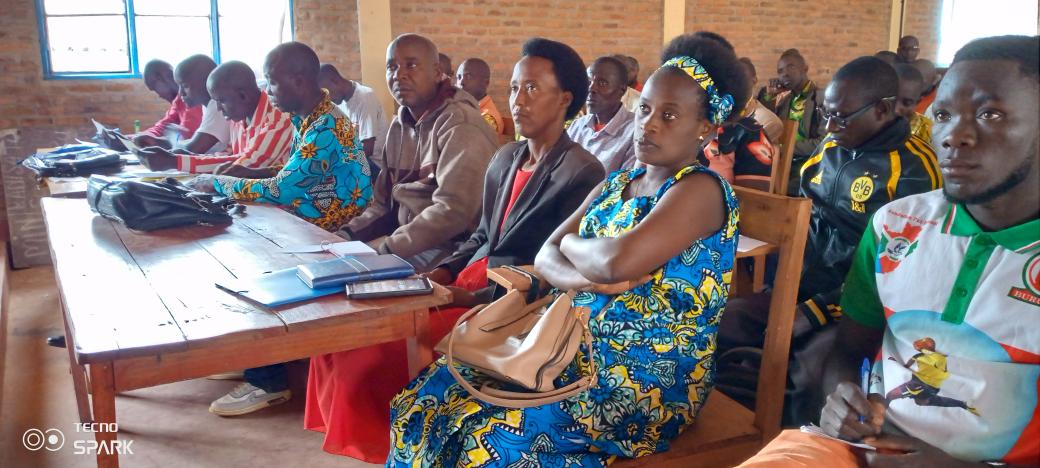 MakambaCNDDFDD's tweet photo. #Burundi :Umugambwe @CnddFdd muri @CommuneMakamba wagirany inama n'indongozi mu mugambwe no mu ntwaro kuva muri commune  gushik muma Quartier.Bahamagariy indongozi kuzuzanya,gufatana munda no gushira kukivi abagumyabanga bariko barig akarangamutima.Hakaba hatanzw n'izindi mpanuro https://t.co/UkkVobuEuT