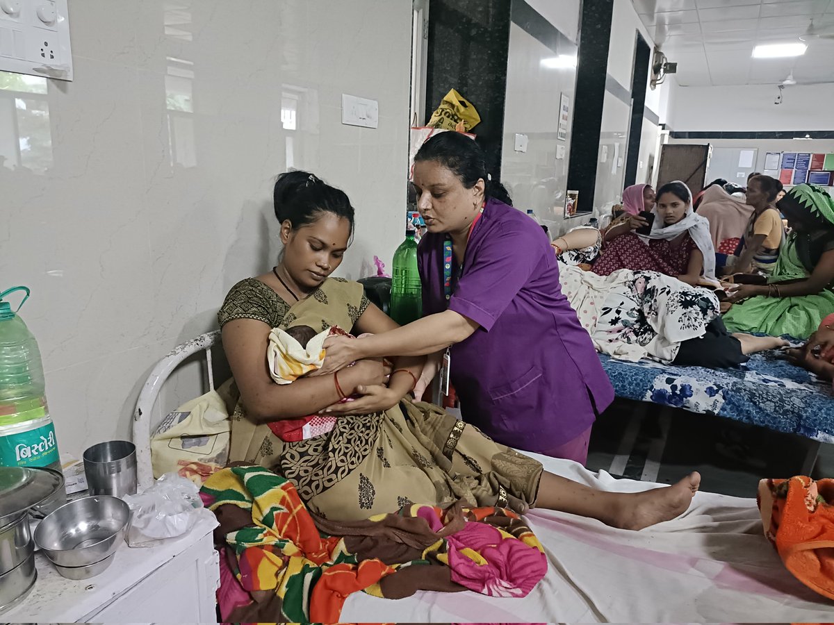 MayaSarad's tweet photo. Helping mother to breastfeed her baby. , https://t.co/bfRXbndDxN