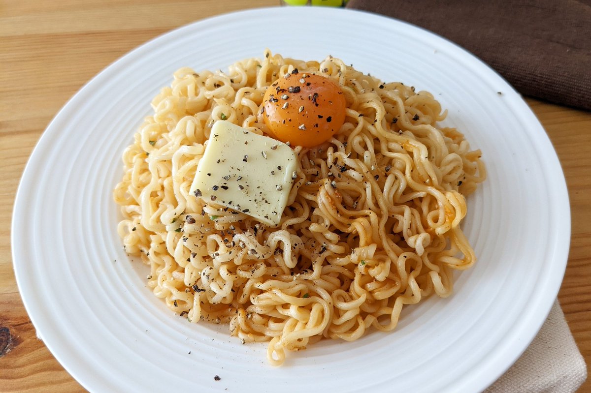 hamagohan_r's tweet photo. 【サッポロ一番で塩バター旨辛油そば】

インスタントラーメンの絶品アレンジレシピです！忙しい日でもサクッと作れます！

【作り方】
①塩ラーメンを茹でて水気を切る
②塩ラーメンにコチュジャン、ごま油、にんにく、付属のかやく半分を混ぜる
③卵黄、バターをのせブラックペッパーを振って完成！

【材料】
塩ラーメン1袋
ごま油小さじ1
すりおろしにんにく１片
バター10g
コチュジャン小さじ1
黒胡椒適量
卵黄1個