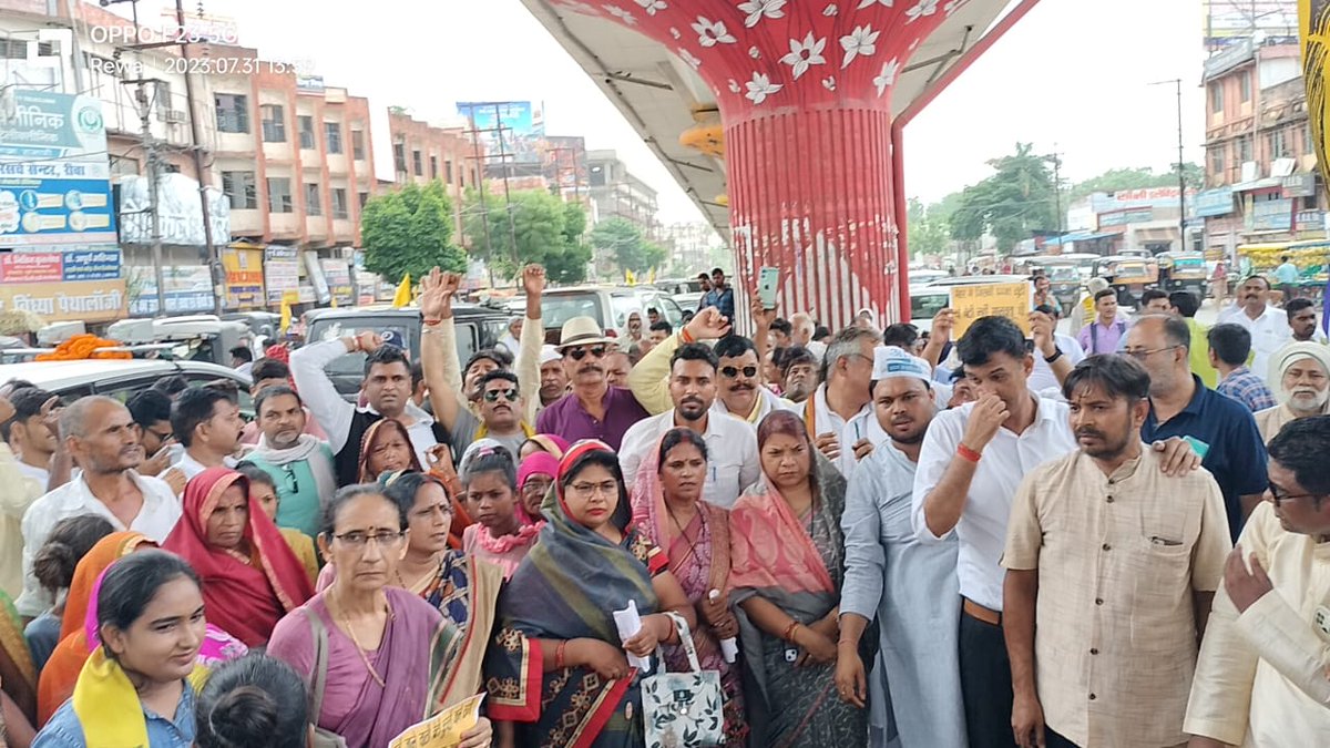 MaharshiAAP's tweet photo. बहन-बेटी के सम्मान में
आम आदमी पार्टी मैदान में
बीते दिनों #मैहर में 10 साल की बच्ची से जो हैवानियत हुई वह पूरी मानवता को शर्मसार करने वाली घटना है। प्रदेश अध्यक्ष @AAPRaniAgrawal जी ने कार्यकर्ताओं के साथ विरोध प्रदर्शन किया "आप"बेटियों के इंसाफ के लिए आंदोलनरत है
#SaveMP #rewa https://t.co/UrjdskiXk5