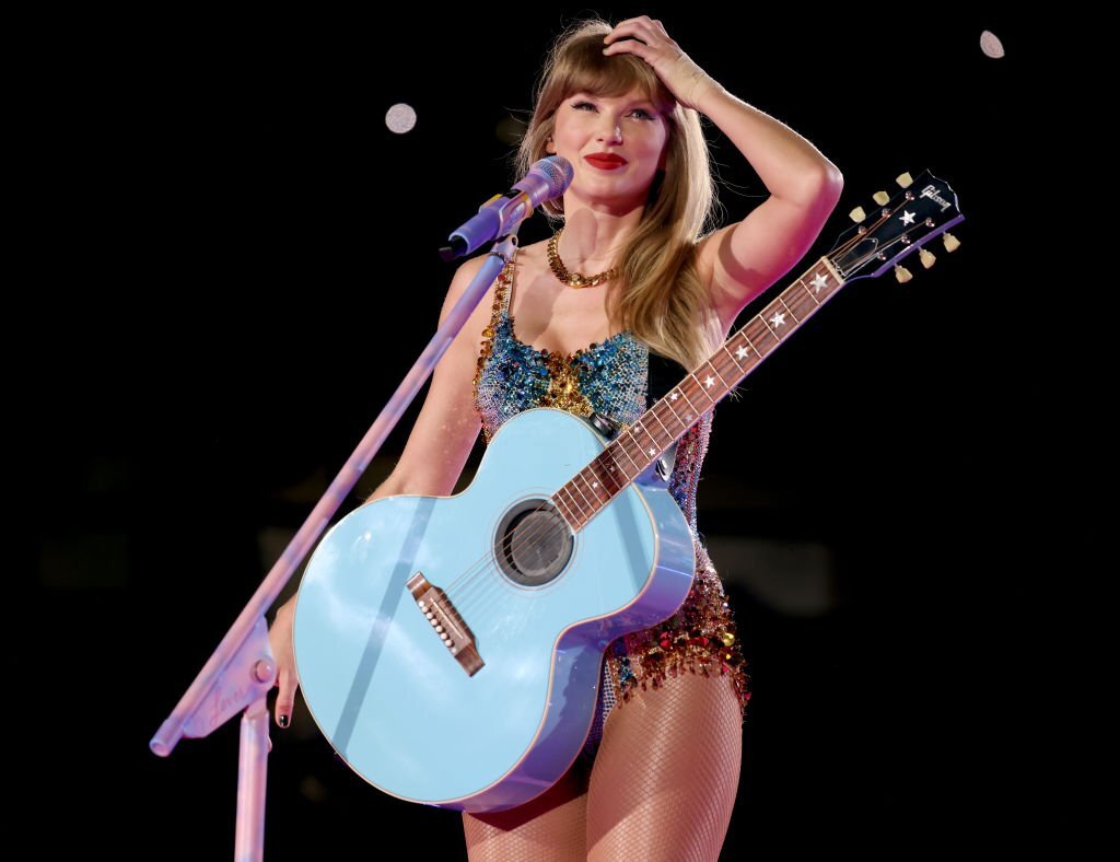 TheSwiftSociety's tweet photo. 📰| @TaylorSwift13 gifted her entire tour team a "very generous amount"

— 50 truckers alone received a $100K bonus each https://t.co/ne9qkVUGYA