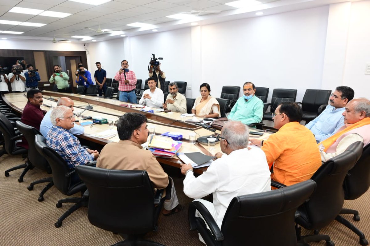 आज प्रदेश कार्यालय, भोपाल में घोषणा पत्र समिति की बैठक सम्पन्न हुई।

बैठक में मध्यप्रदेश भाजपा के प्रदेश अध्यक्ष श्री <a href="/vdsharmabjp/">VD Sharma</a> जी, प्रदेश संगठन महामंत्री श्री <a href="/HitanandSharma/">हितानंद Hitanand</a> जी प्रदेश घोषणा पत्र समिति के प्रमुख श्री <a href="/jayant_malaiya/">Jayant Malaiya</a> जी आदि वरिष्ठ नेता उपस्थित थे।