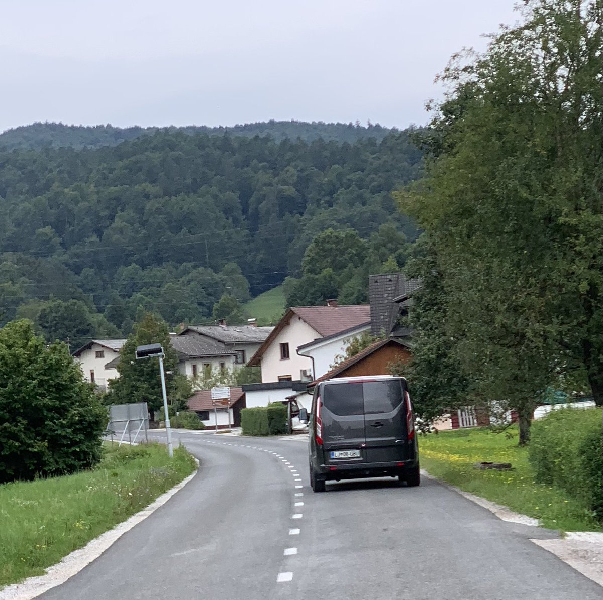 LJ08GBU, čestitam na poskusu izrinit kolesarja iz ceste ter na zalivanju s čistilom za steklo. Postavit se vštric in se izživljat je smrtno nevarno. 😡