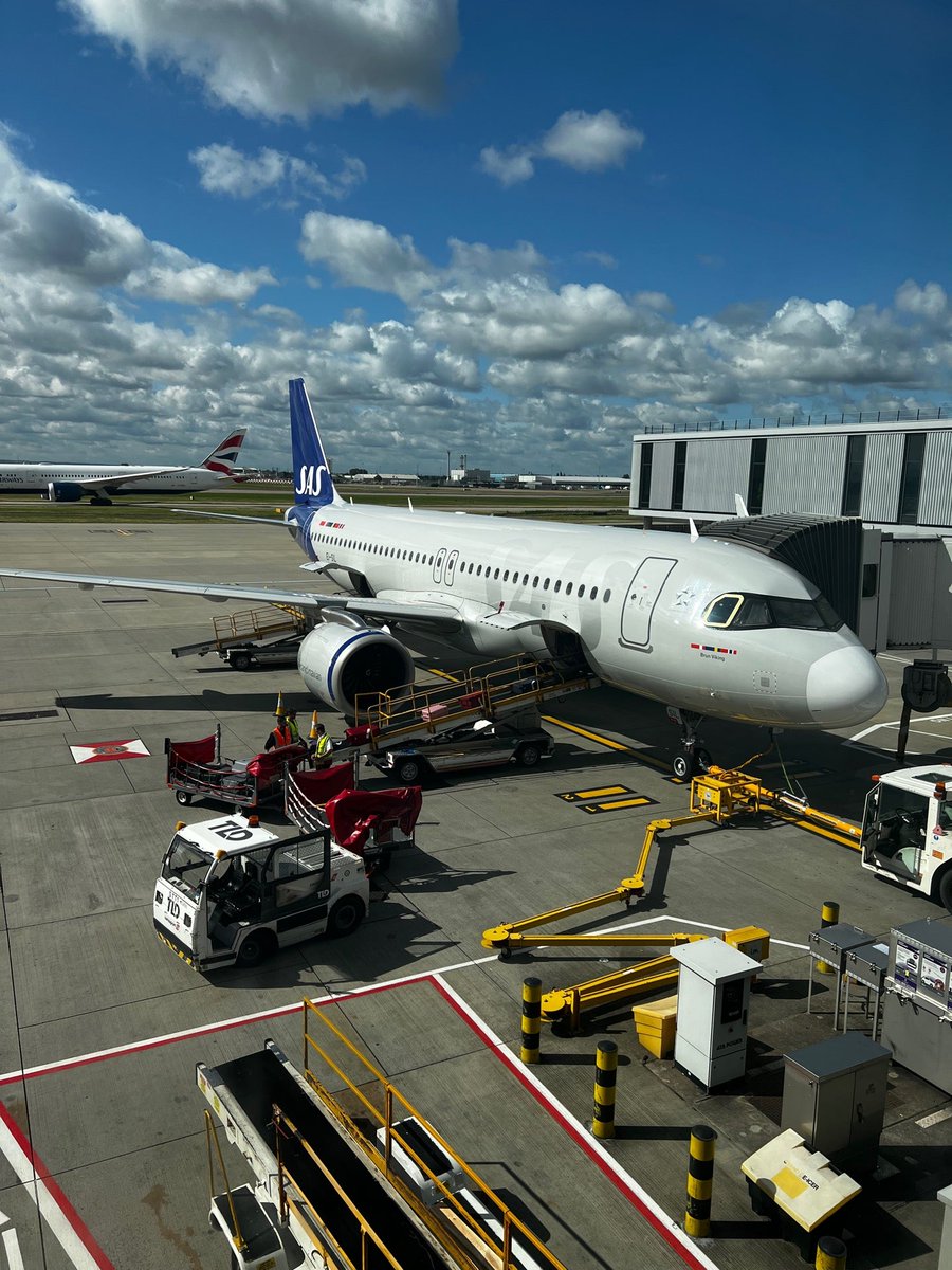geocartex's tweet photo. LHR==>ARN (@ London @HeathrowAirport in Hounslow, Greater London) https://t.co/sD3hjZZWCM https://t.co/NS1UGLHlS6