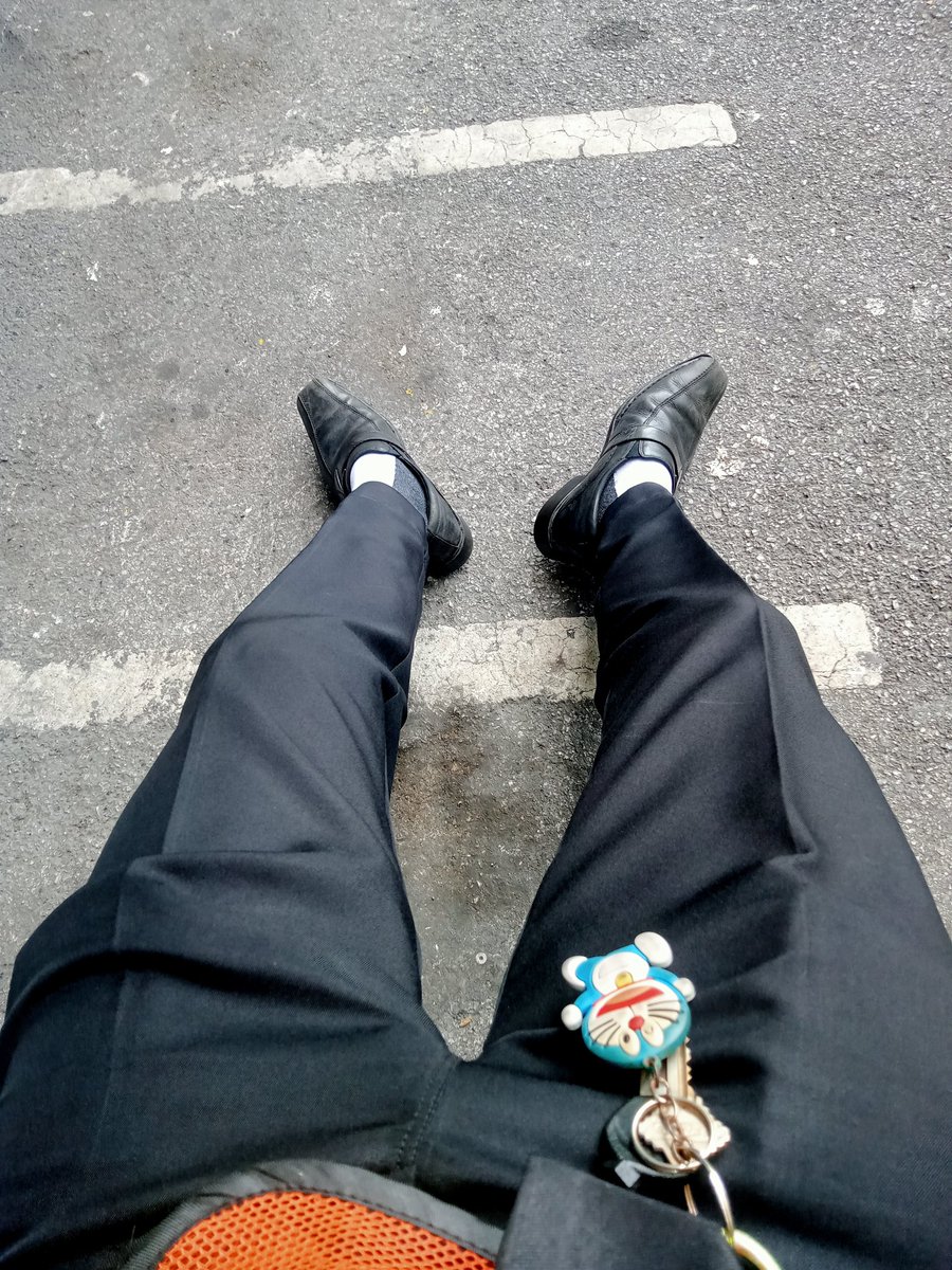 ThihinT's tweet photo. ชีวิตของคนทำงานมันจะมีอะไรมากยืนเดินนั่ง ก็แค่นั้นเองพ้นไปวันๆ https://t.co/OGM1BIZ2yh