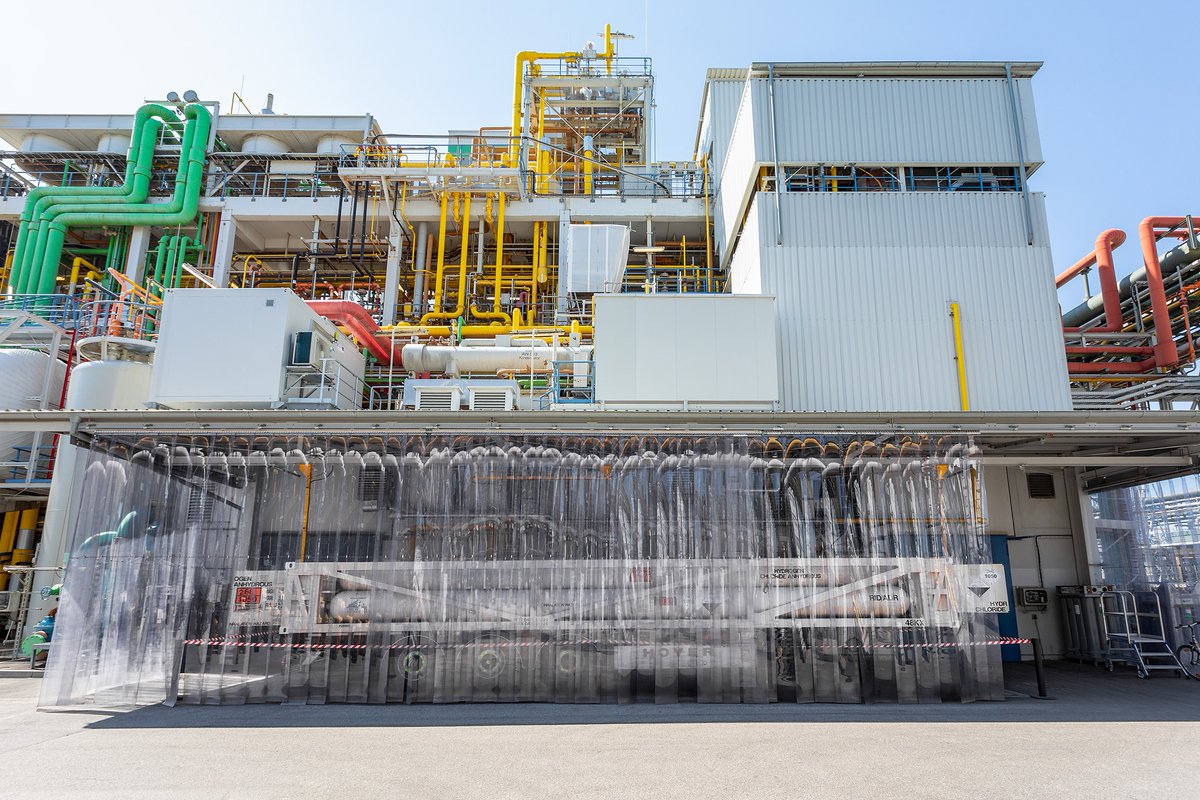 We recently expanded our production of hyperpure #HCl at our #Burghausen site. Good news for the #semiconductor industry which needs ultrapure HCl as an etching &amp; cleaning agent! Our capacity expansion will allow us to meet that demand going forward. Click wch.ag/4uq9H