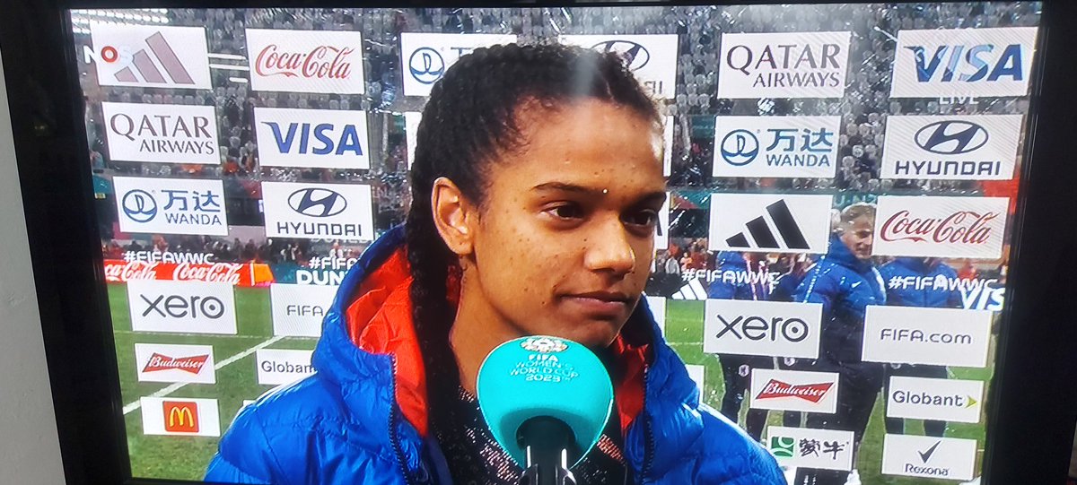 Evert_LFB's tweet photo. #VIENED #Oranjezomer #TheOranjeBeat #NOS #Punt Leuk dat #Nederland wint van #Vietnam. Maar interviewen met speelsters vind ik moeilijk te volgen door de #stip. Van alles geprobeerd, maar ik krijg mijn beeldscherm niet schoon. Bedankt @NOS voor die klote #stip. #beteropletten ! 😅 https://t.co/skOqehq925