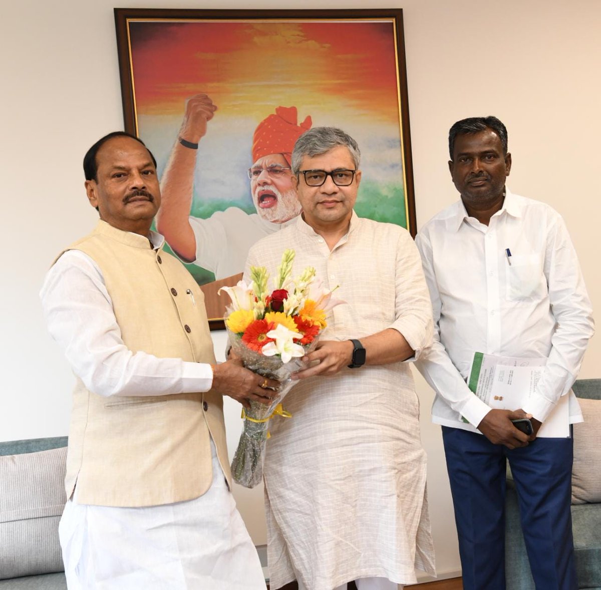 dasraghubar's tweet photo. नई दिल्ली में केंद्रीय रेल मंत्री श्री @AshwiniVaishnaw जी से दुमका के लोकप्रिय सांसद @sunilsoren_mp जी के साथ मुलाकात की।

रेल मंत्री को बताया कि रांची-टाटा भाया कांड्रा रेल लाइन के सर्वे का काम हमारी सरकार के समय पूरा कर लिया गया था। इसके निर्माण कार्य को जल्द शुरू कराने का आग्रह किया। इसके अलावा जमशेदपुर से दानापुर ट्रेन को बक्सर तक करने का आग्रह किया। रेल मंत्री जी ने सहमति जताते हुए जल्द कार्रवाई का भरोसा दिया।

इनके साथ ही पूर्वा एक्सप्रेस को रामपुरहाट-दुमका-जसीडीह मार्ग से चलने, दुमका से नई दिल्ली के लिए नई ट्रेन, गोड्डा-नई दिल्ली हमसफर एक्सप्रेस का दुमका तक विस्तार, विक्रमशिला एक्सप्रेस को दुमका से खोलने तथा दुमका-जामताड़ा नई रेल लाइन की मंजूरी का आग्रह किया। रेल मंत्री जी ने जल्द निर्णय का भरोसा दिलाया।