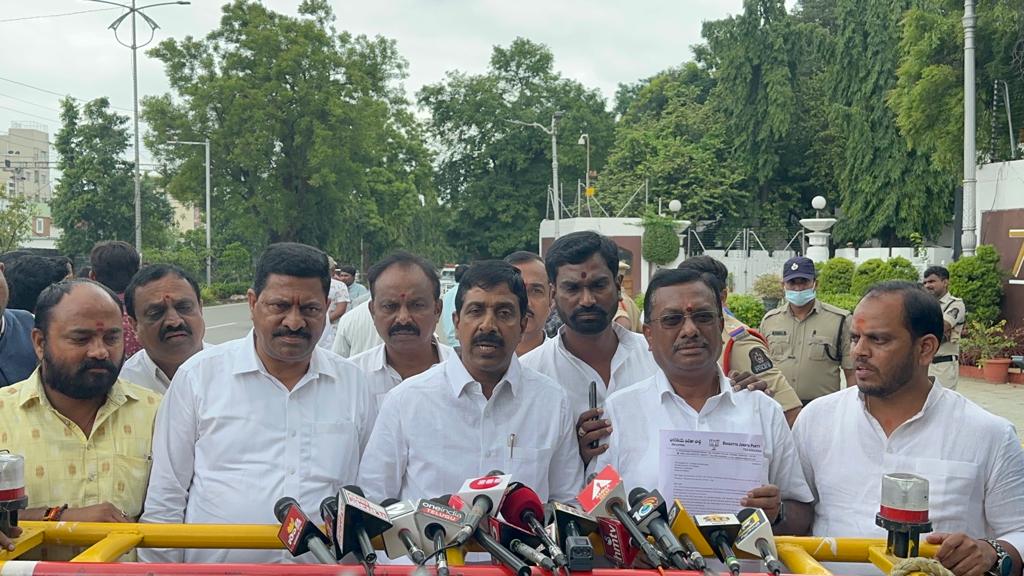 netha_bjp's tweet photo. A Delegation led by @drsmallareddy former BJP State Vice-President and former Independent Director, HAL submitting memorandum to the Governor @DrTamilisaiGuv at Rajhavan today @kishanreddybjp @PMROffice @TelanganaCMO @NikzBJYM @PMOIndia https://t.co/koXCvYyZ6f