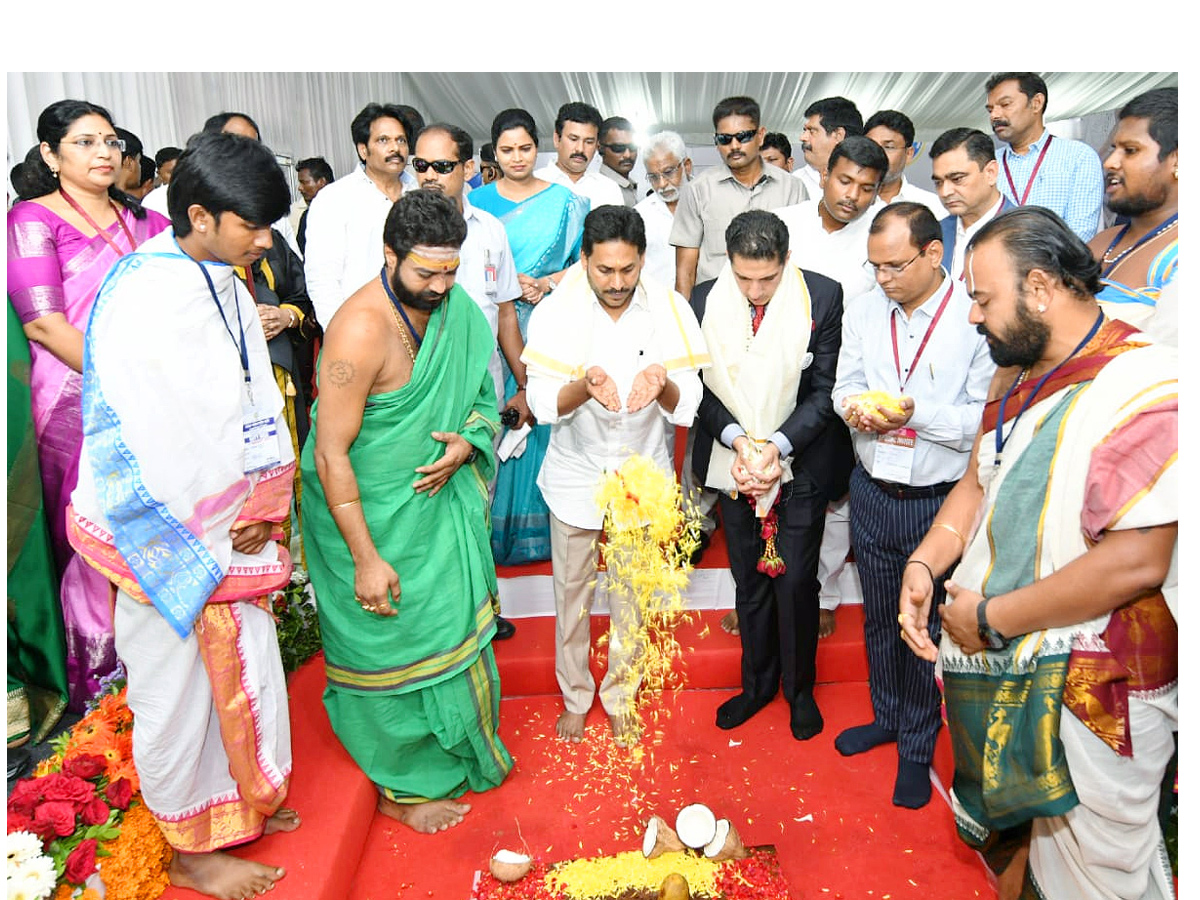 SakshiNews's tweet photo. విశాఖ ఇనార్బిట్ మాల్కు శంకుస్థాపన చేసిన సీఎం జగన్ (ఫొటోలు)
https://t.co/nbx3J6QRIb
#YSJaganMohanReddy #inorbitmall #layfoundation #visakhapatnam #photos https://t.co/ybwQUqYHqv