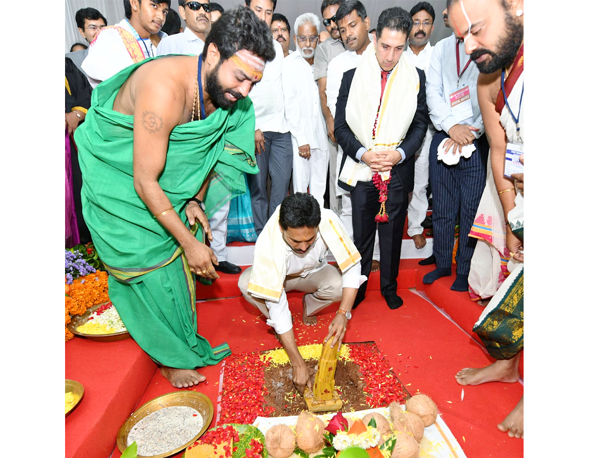 SakshiNews's tweet photo. విశాఖ ఇనార్బిట్ మాల్కు శంకుస్థాపన చేసిన సీఎం జగన్ (ఫొటోలు)
https://t.co/nbx3J6QRIb
#YSJaganMohanReddy #inorbitmall #layfoundation #visakhapatnam #photos https://t.co/ybwQUqYHqv