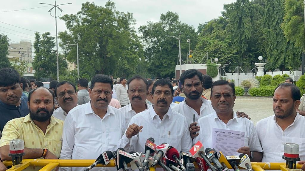 netha_bjp's tweet photo. A Delegation led by @drsmallareddy former BJP State Vice-President and former Independent Director, HAL submitting memorandum to the Governor @DrTamilisaiGuv at Rajhavan today @kishanreddybjp @PMROffice @TelanganaCMO @NikzBJYM @PMOIndia https://t.co/koXCvYyZ6f