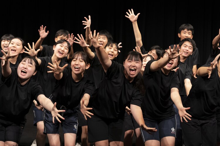 stage_natalie's tweet photo. 「もしイタ」は常磐線舞台芸術祭のテーマ“つなぐ”そのもの、畑澤聖悟が実感語る（舞台写真 / コメントあり）
https://t.co/NQJgCdJANE https://t.co/yUPtzaAGRc