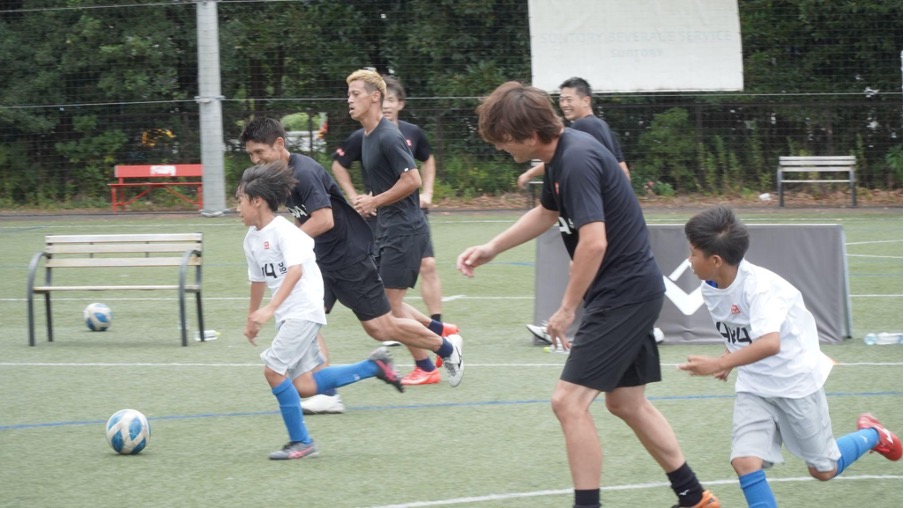 4v4official's tweet photo. ┏━━━━━━━━━━┓
#4v4 発起人・ #本田圭佑 が
　　記者会見を開催🎊✨
┗━━━━━━━━━━┛
🔘ルールを詳しく説明
🔘大会に対する想いをお伝え
🔘本田TEAM vs 子どもTEAM

本田は「相⼿が同じレベルだったら考えられない。めっちゃむずい」とコメント😎
https://t.co/heUaZmbBUj https://t.co/LYcTvIziNo