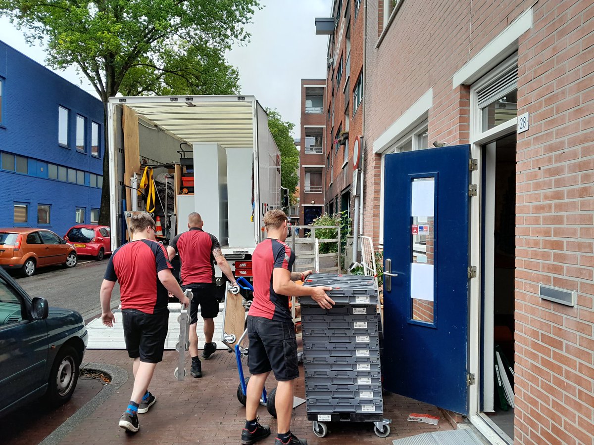 Onze dagopvang verhuist vandaag van de Kostersgang naar Spilsluizen. De medewerkers plus verhuizers zijn met man en macht aan het werk om alle spullen over te krijgen. #legerdesheils