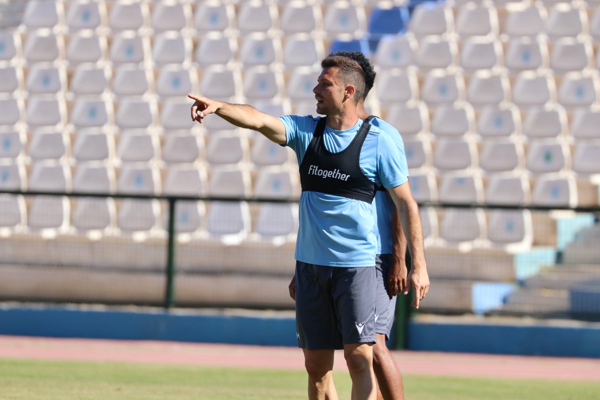 Ya te lo dice uno de nuestros capitanes <a href="/albert6martin/">Alberto Martin</a>. 🫡

🎫👈🏻 Por allí están nuestras oficinas para hacerte abonado de la <a href="/UDMelilla/">Unión Deportiva Melilla</a> esta temporada.

Y si con la que cae no quieres salir de casa, puedes hacerlo online fresquito desde casa. 🥶💻

udmelilla.compralaentrada.com