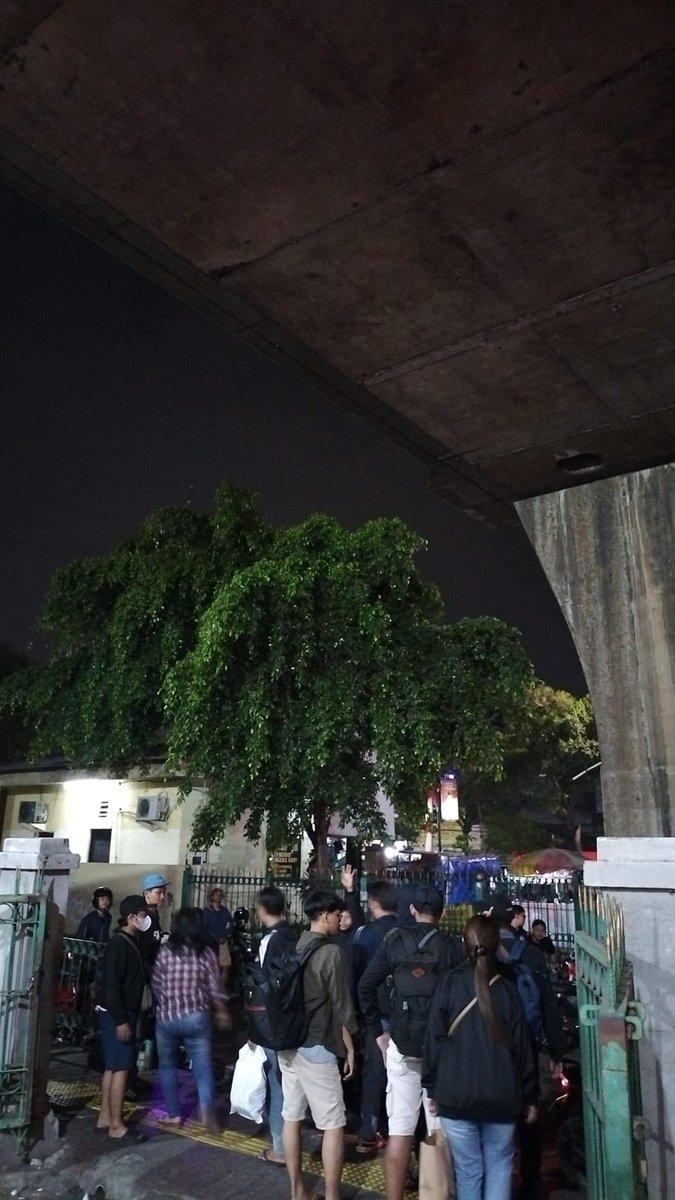 Ilhamramlan21's tweet photo. @Lingkar_Jakarta @Dirty27_ Kemaren menjemput beberapa kawan bonek di stasiun mabes nih https://t.co/wh6ZE7U725