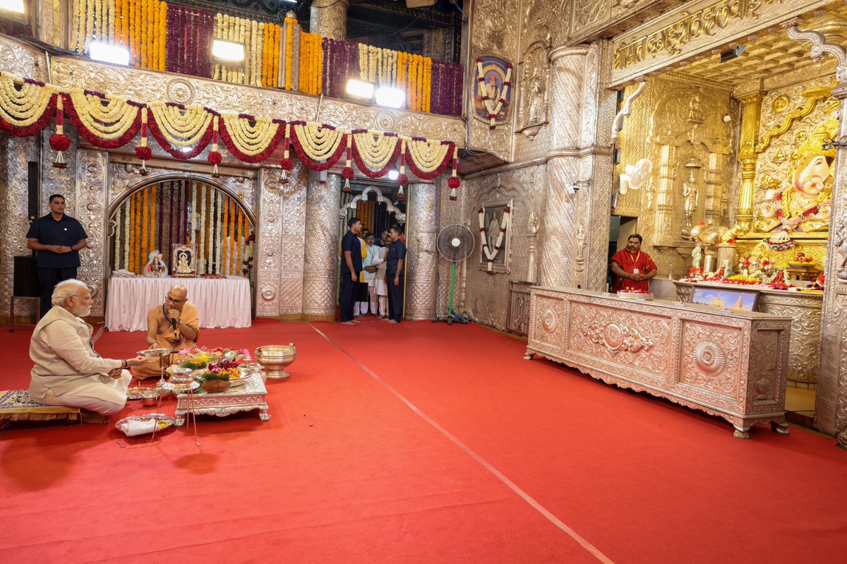narendramodi's tweet photo. पुण्यातील श्रीमंत दगडूशेठ हलवाई गणपती मंदिरात प्रार्थना केल्यानंतर धन्य झाल्यासारखे वाटत आहे. 🙏🏼 https://t.co/ERx9Wubr2x