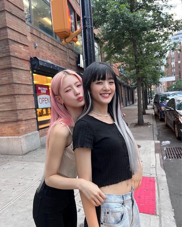 lineurs's tweet image. happy gfs day! august is ours 🫶🏼