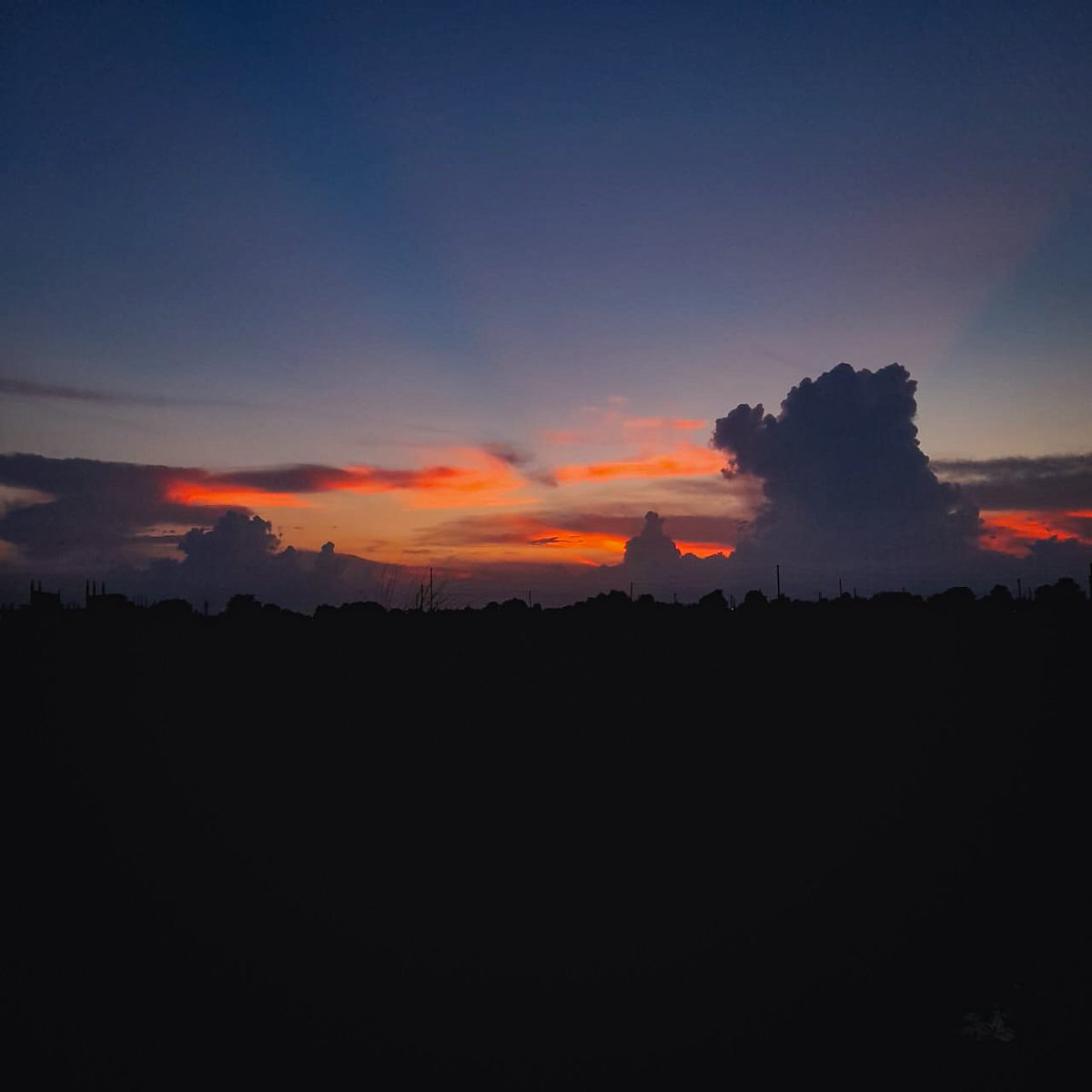 Sagar_Subedi07's tweet photo. Beautiful Sunset🌅 
at
Tilottama, bhalwari / Nepal
📸 by : @HimalKaji1 https://t.co/wGZ0T41pnQ