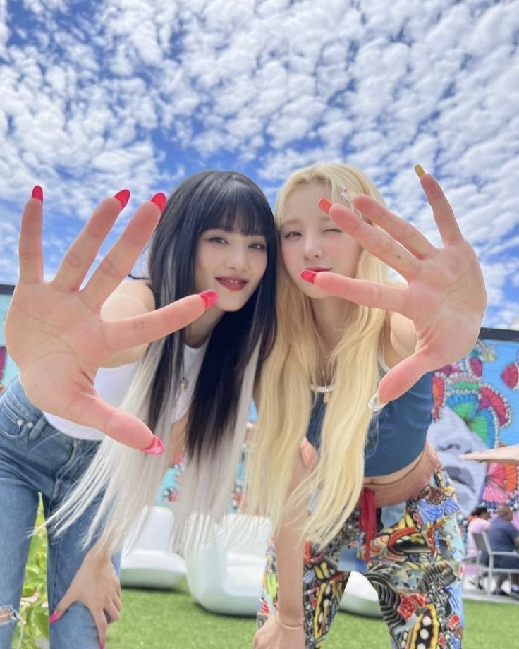 lineurs's tweet image. happy gfs day! ( lah )