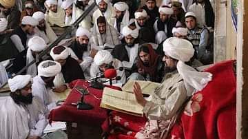 Kochi_313's tweet photo. د ۱۳۹۰ کال د سرطان میاشت وه؛ زه او شیخ صیب د چهل ریاست د جزایانو د دهلیز په پینځم اطاق کې وو. پر ما یې زړه راټول و. ما به یې خدمت کاوه. یوه ورځ یې د پښو کچۍ ګوتې راوښودې؛ نوکان یې نه وو. مُسک شو راته کړل یې:
دا یې د لغمان په ملي امنیت کې رانه وویستل.
- څنګه یې وویستل؟

۲/۱ https://t.co/ckED3Ieuzf