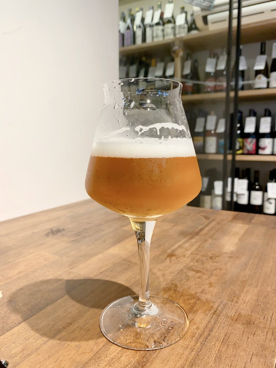 ShindoCraftbeer's tweet photo. CAVE D’OCCIのタップが飲めると知り関内にある鯖寅酒販へ

ゴールデンエールをワイン樽で熟成させた「Elevage’22」

ブレタノマイセスのような？酵母感のある芳しい香りが気持ち良いし美味しい🤤
カーブドッチのビール好きだわ〜🍺 https://t.co/CROxCVVQPk