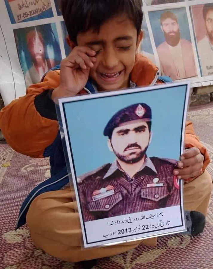 Justice4Karima's tweet photo. Baloch people regularly protest against the Pakistani army's heinous conduct, but the Pakistani army uses every available means to silence the Baloch people's voices. #FreeBalochistan #SaveBalochPeople #ReleaseSaifullahRodeni #XTwitter #HukmEAzaan https://t.co/sWCoZgHyav