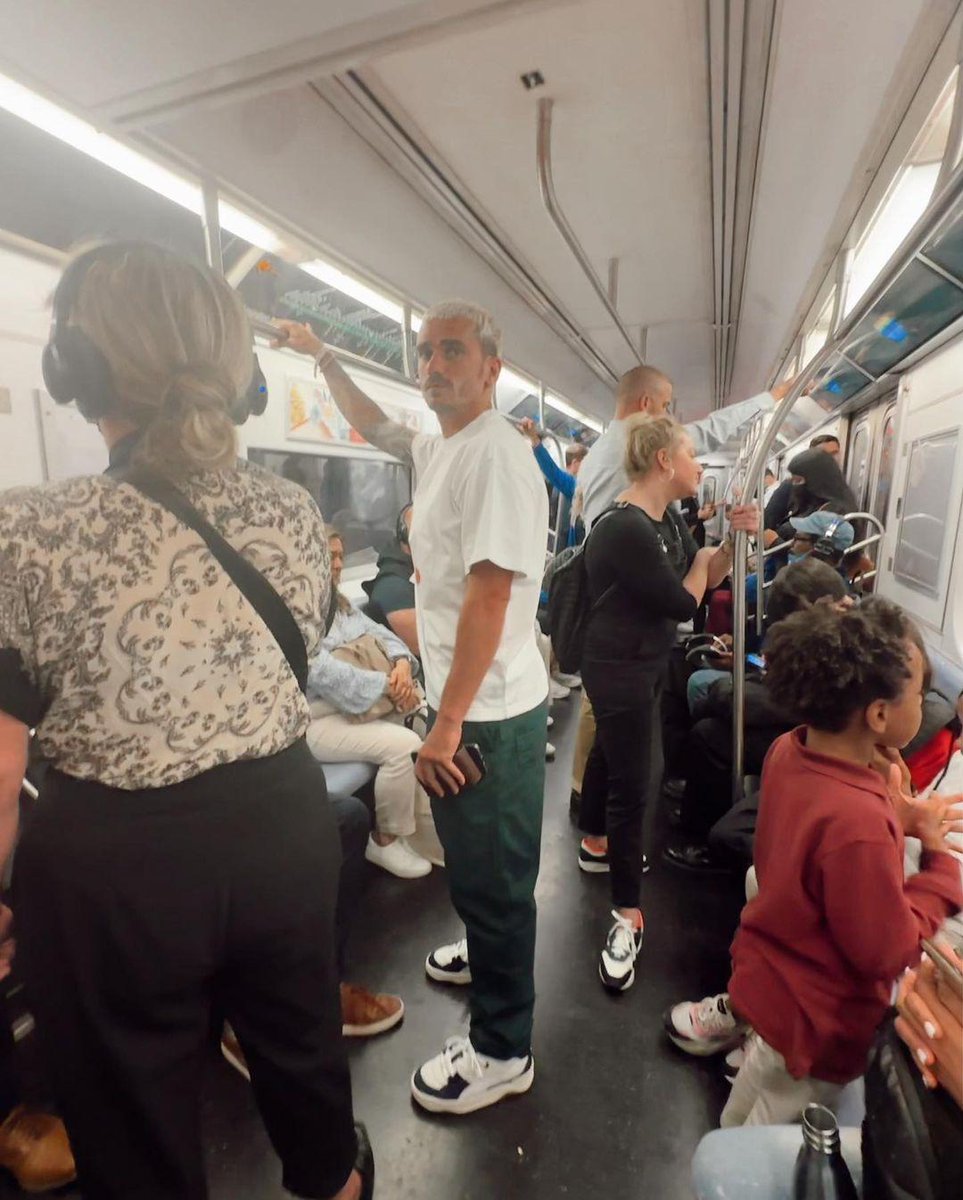 FootballFactly's tweet photo. Imagine getting on the subway, searching for a seat, and coming face to face with... ANTOINE GRIEZMANN!

Well, this incredible encounter actually took place in New York City. 😳🇺🇸 https://t.co/0YMLmK7664